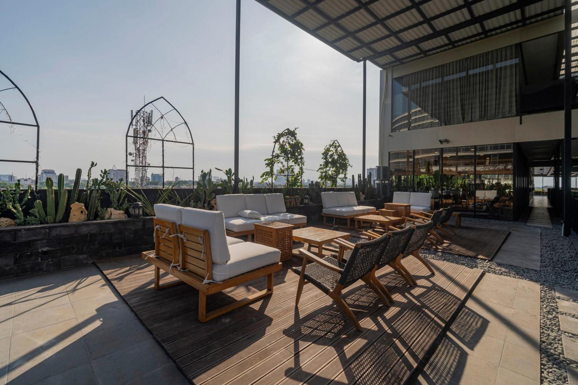 Stay.Vie Hotel Surabaya Bagian luar foto