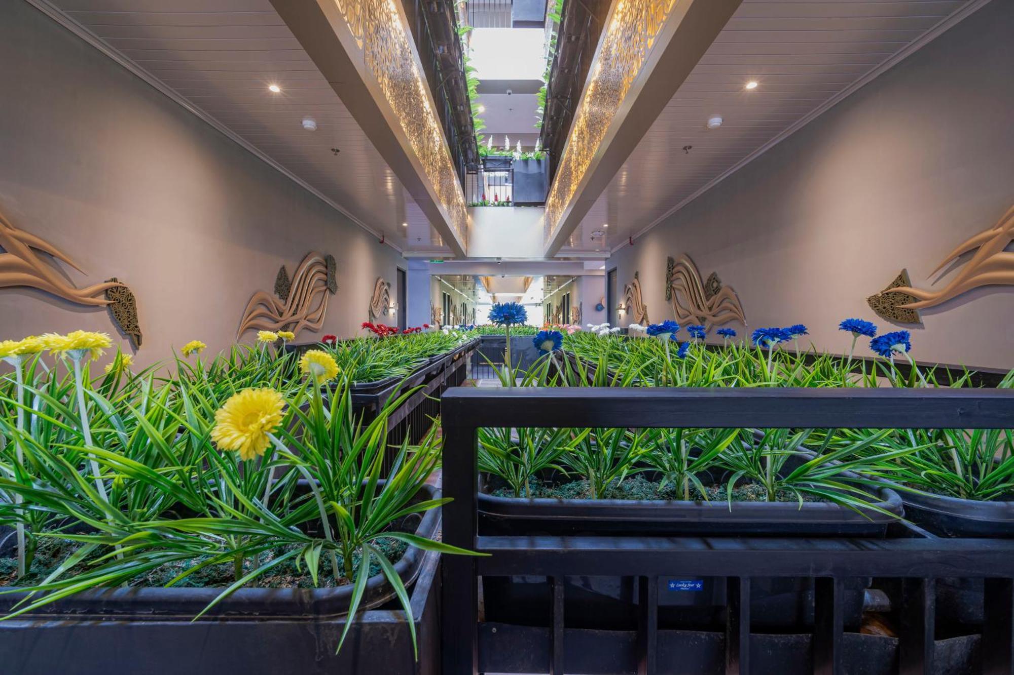 Stay.Vie Hotel Surabaya Bagian luar foto