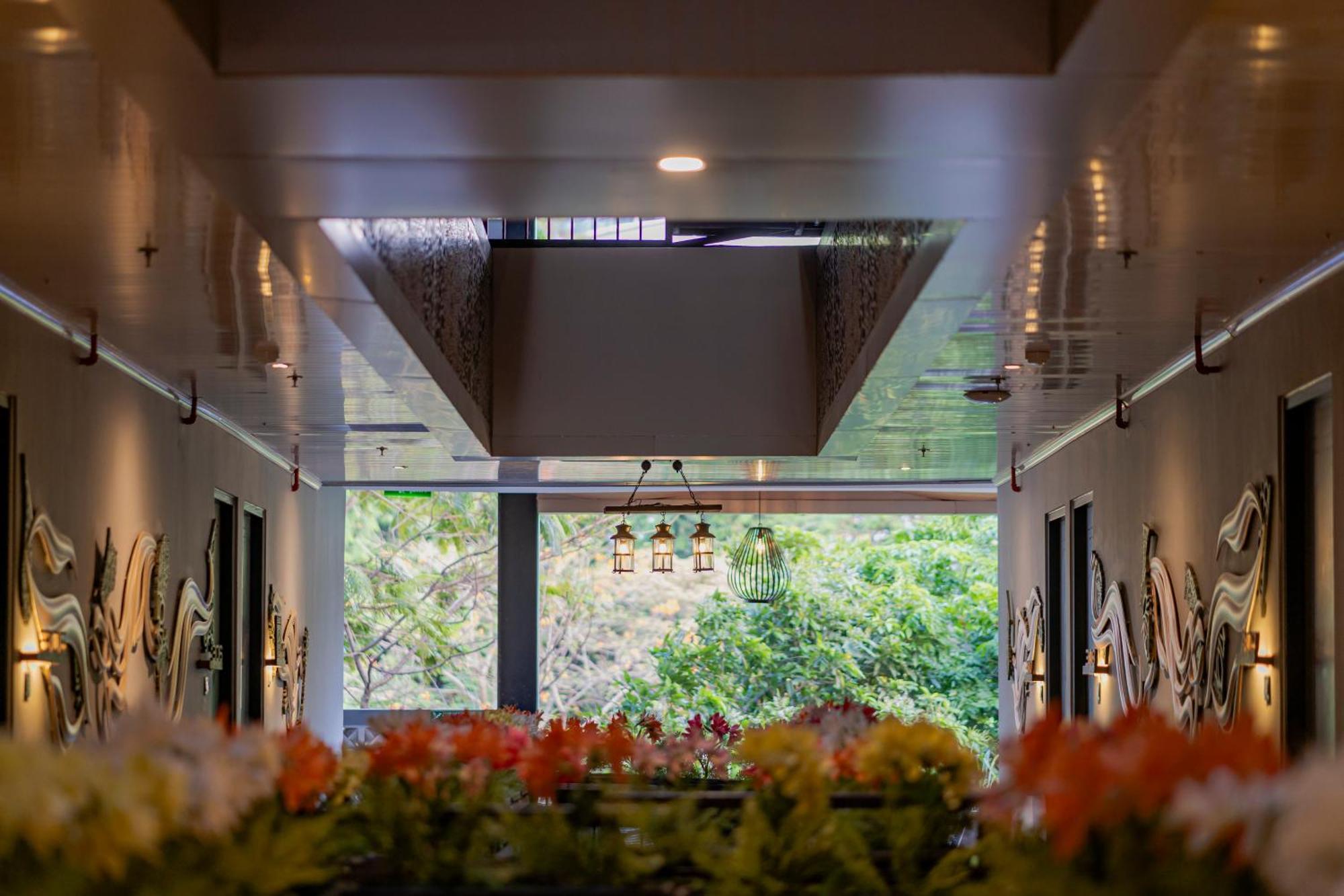 Stay.Vie Hotel Surabaya Bagian luar foto